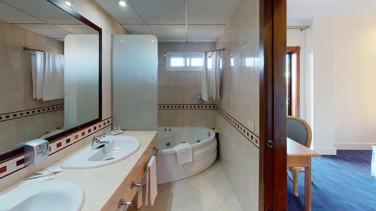 SMY-Puerto-de-la-Cruz-Hab-Conect-Suite-Bano